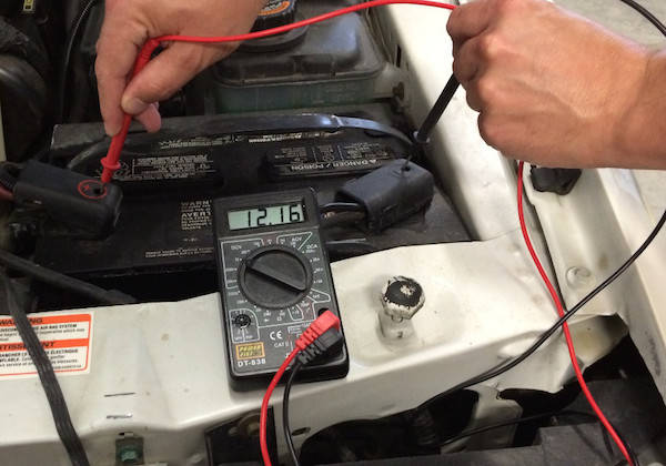 Voltmetre kullanarak aküyü kontrol et