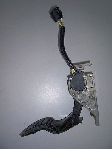 sensör ve kablo tesisatıyla gaz pedalı